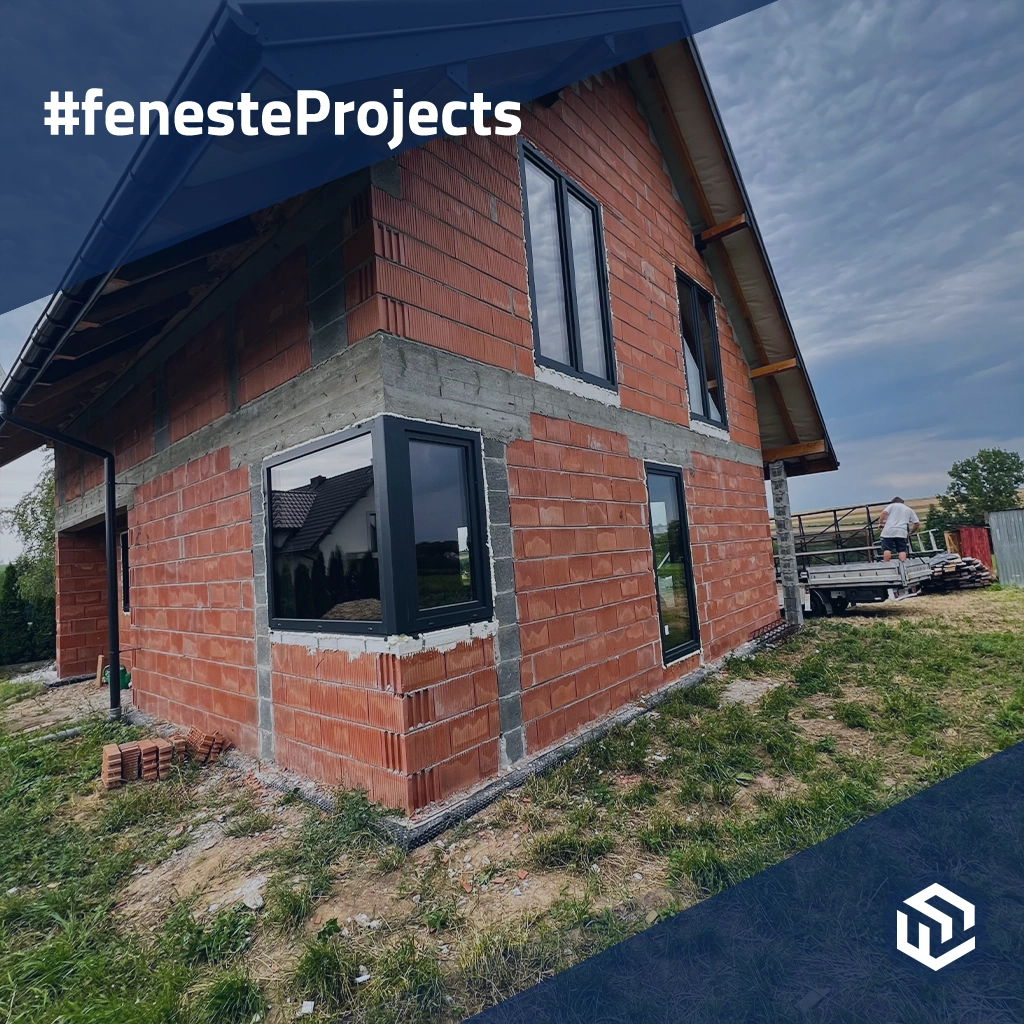 Maison unifamiliale aux fenêtres noires à la périphérie de la ville. projets profiles-de-fenetre pvc rehau synego 