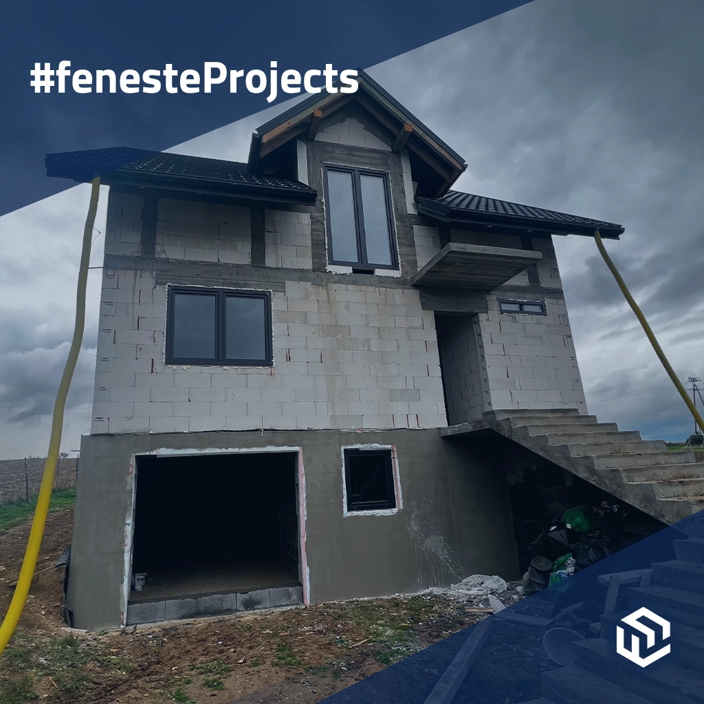 Petite maison unifamiliale avec de hautes fondations projets couleurs-des-fenetres rehau blanc  