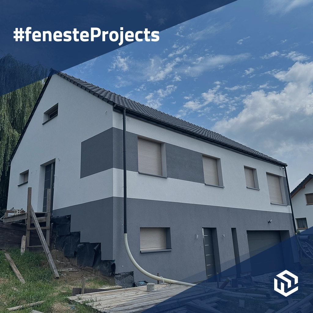 Maison confortable avec garage et stores extérieurs de couleur crème projets profiles-de-fenetre pvc aluplast  