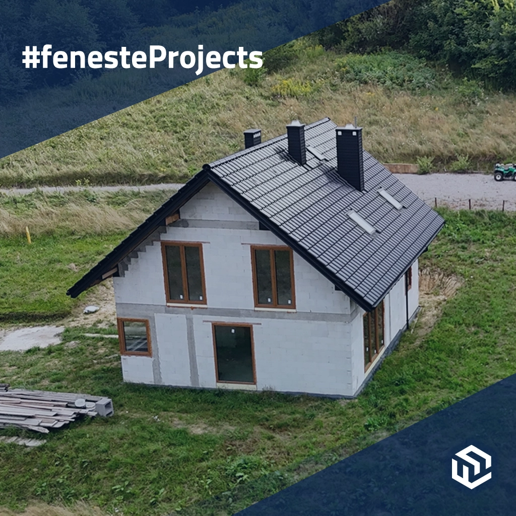 Petite maison sous la forêt avec des fenêtres brunes 🎥 fenetres couleur-de-la-fenetre couleurs-aluplast chene-dore  