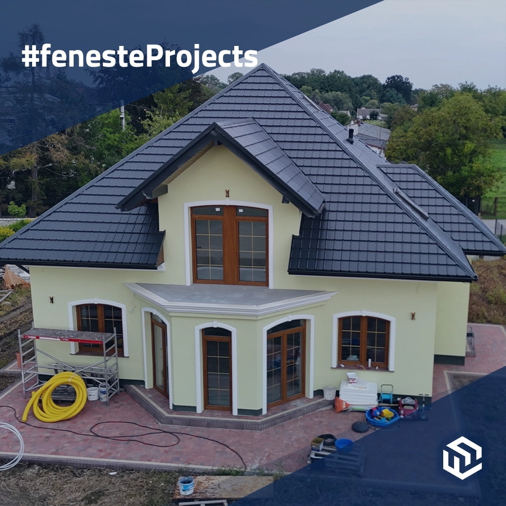 Maison de style classique avec des croisillons dorés 🎥 projets couleurs-des-fenetres veka chene-dore  